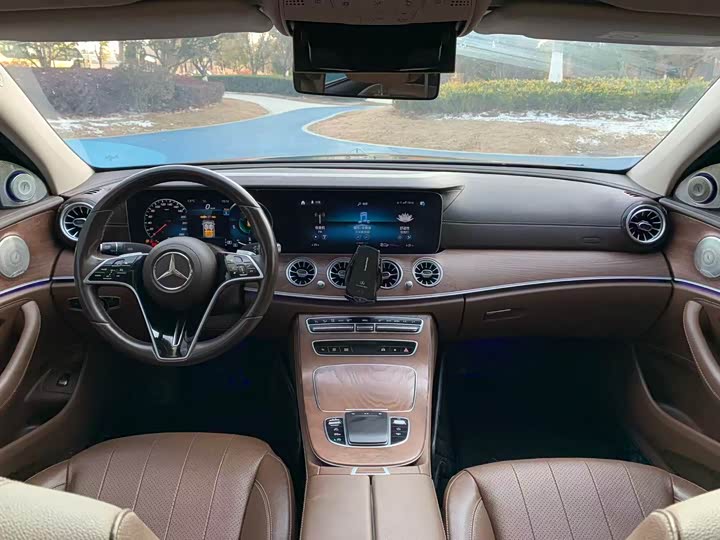 Фото 5 - Mercedes-Benz E-Class