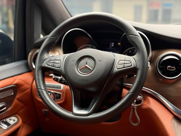 Фото 9 - Mercedes-Benz V-Class