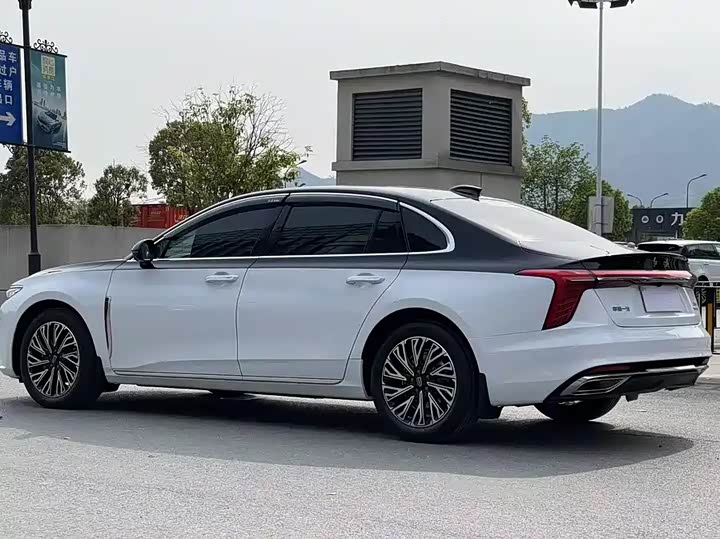 Фото 8 - Hongqi H5