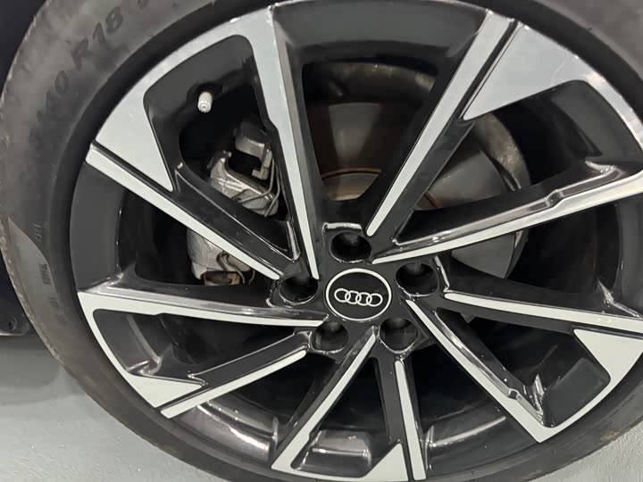 Фото 4 - Audi A4L