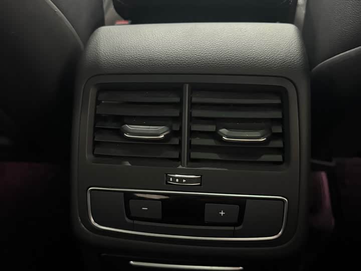 Фото 8 - Audi A4L