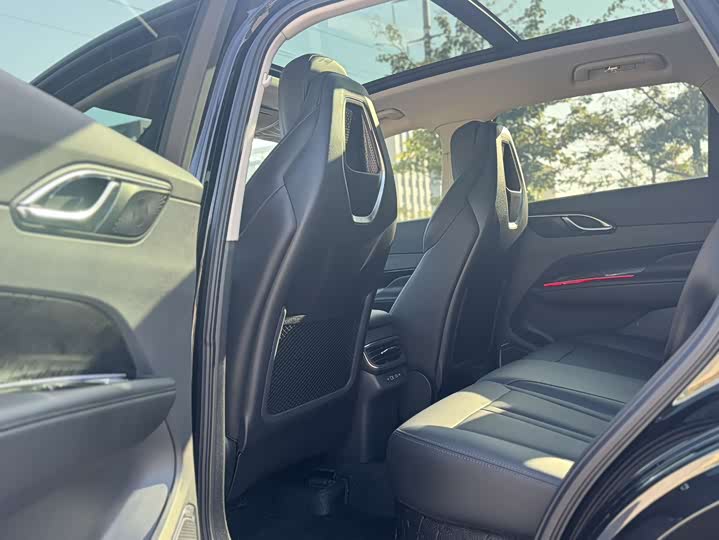 Фото 8 - Hongqi HS3 Hybrid