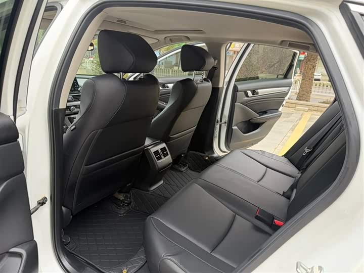 Фото 8 - Honda Accord