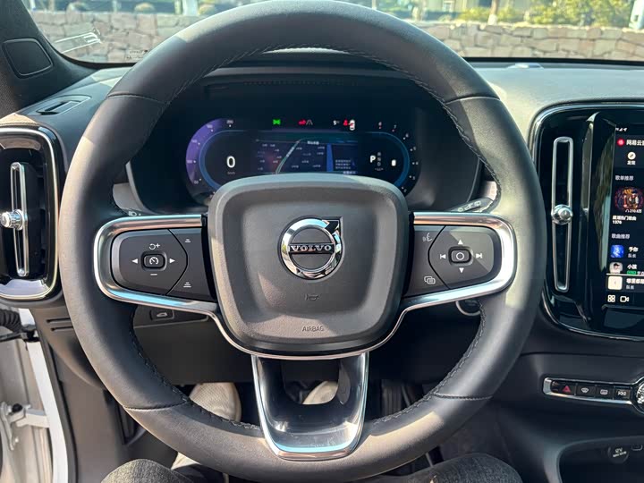 Фото 9 - Volvo XC40