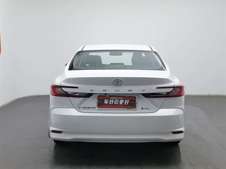 Фото 4 - Toyota Camry