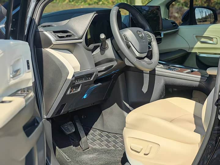 Фото 4 - Toyota Granvia