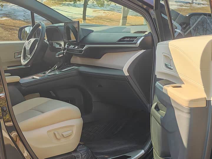 Фото 7 - Toyota Granvia