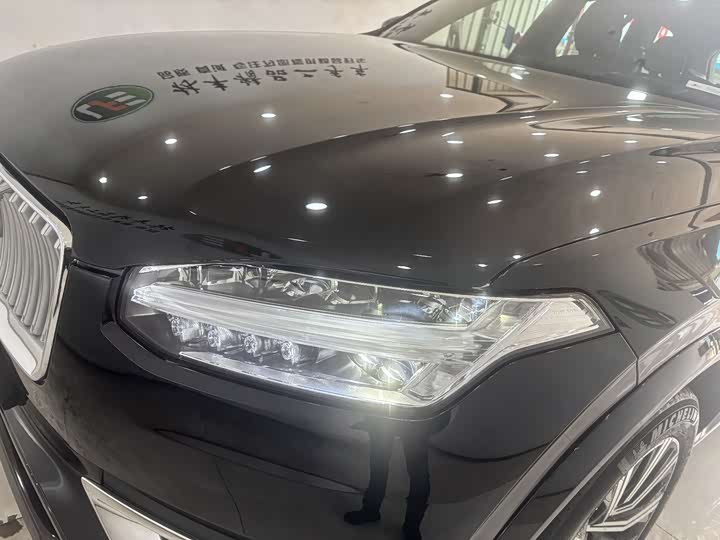 Фото 8 - Volvo XC90