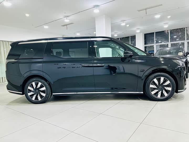 Фото 4 - Volvo EM90