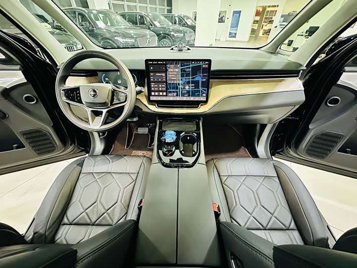 Фото 9 - Volvo EM90