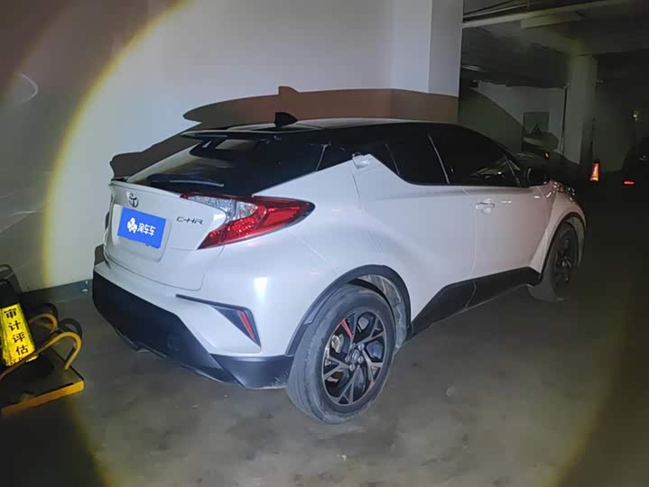 Фото 3 - Toyota C-HR