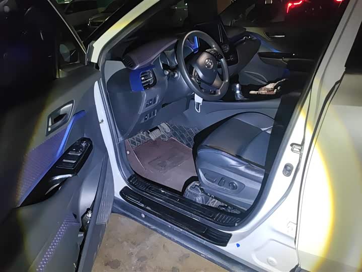 Фото 9 - Toyota C-HR