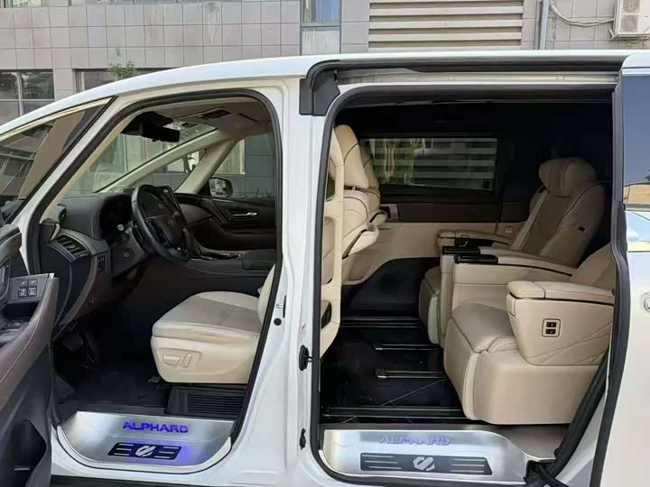 Фото 7 - Toyota Alphard