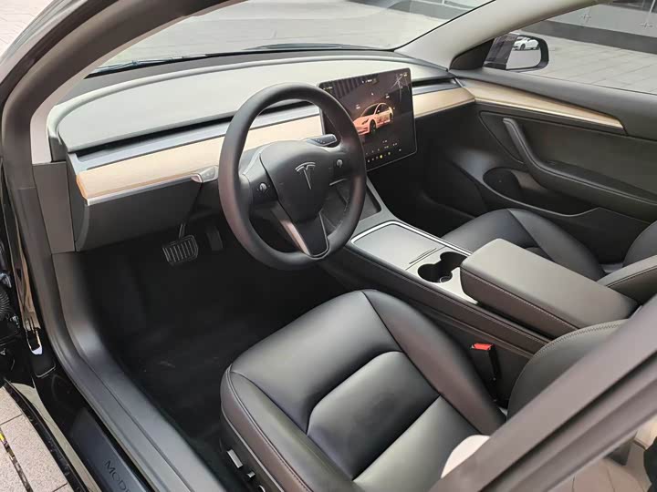 Фото 3 - Tesla Model 3