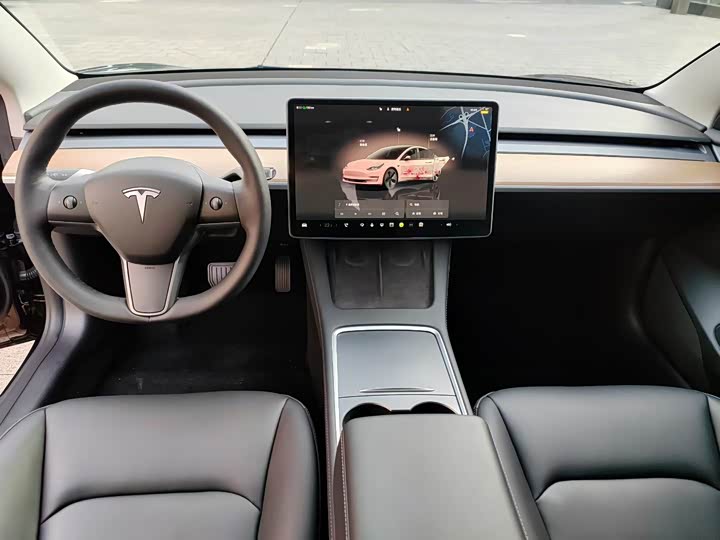 Фото 4 - Tesla Model 3