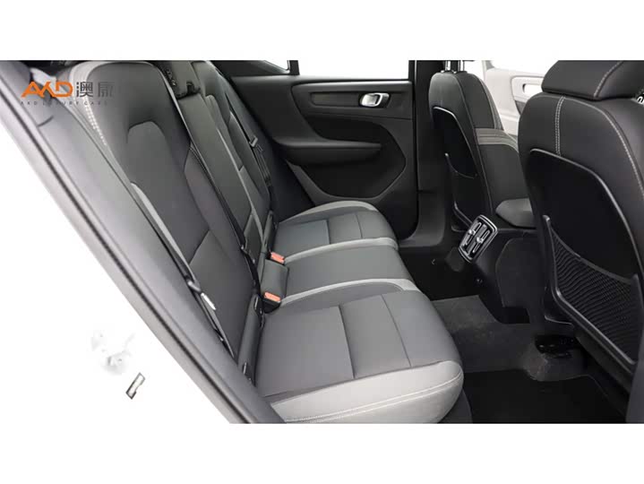 Фото 8 - Volvo XC40