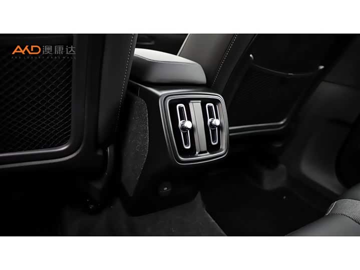 Фото 9 - Volvo XC40