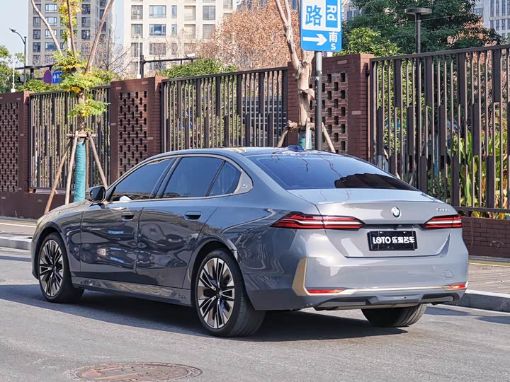 Фото 3 - BMW 5 Series