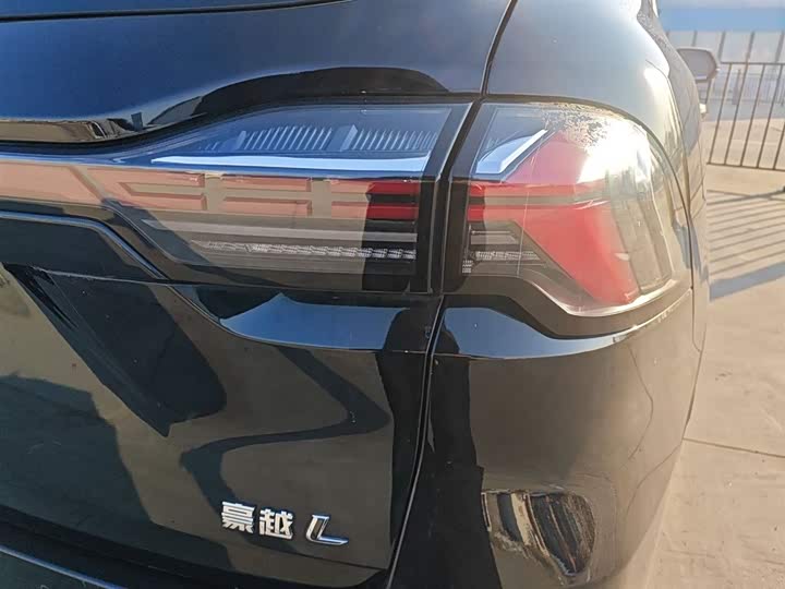 Фото 8 - Geely Okavango L