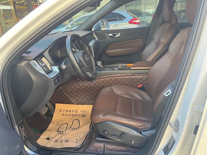 Фото 7 - Volvo XC60