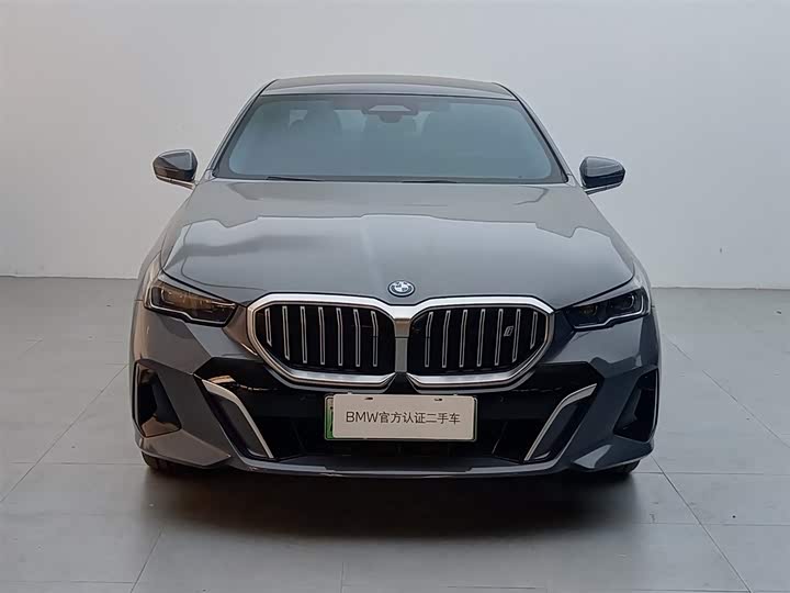 Фото 2 - BMW i5