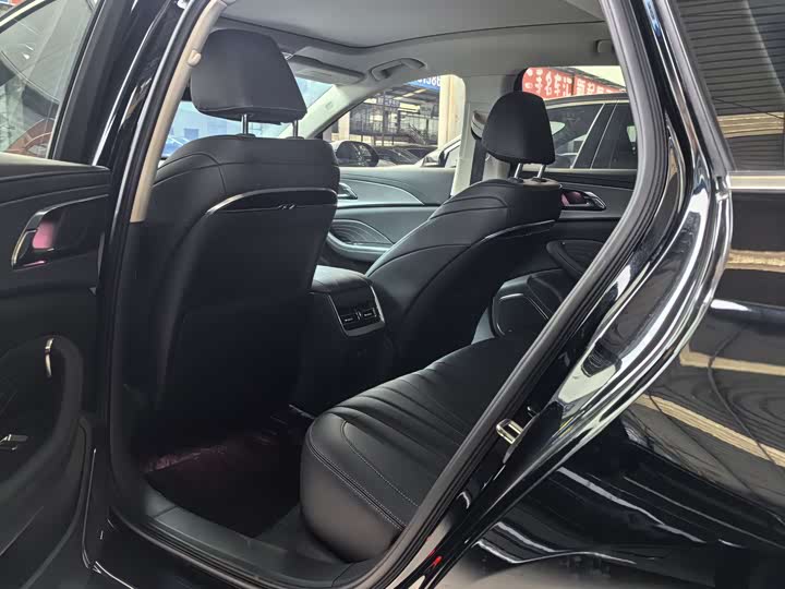 Фото 8 - Hongqi H5