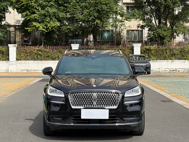 Фото 2 - Lincoln Corsair