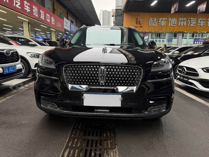 Фото 2 - Lincoln Aviator