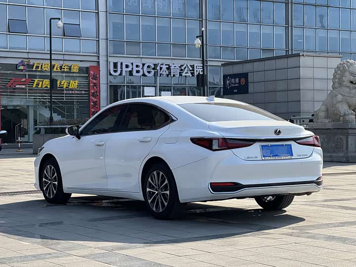 Фото 2 - Lexus ES