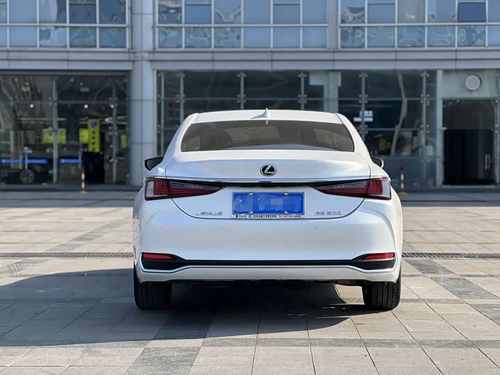 Фото 3 - Lexus ES