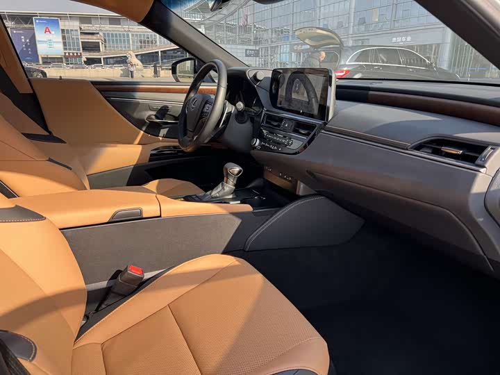 Фото 6 - Lexus ES