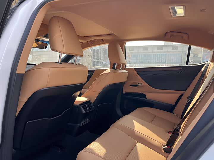 Фото 8 - Lexus ES