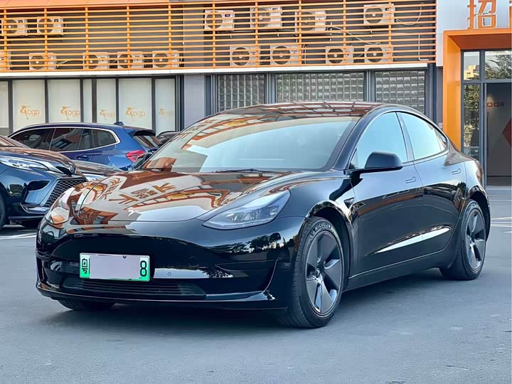 Фото 1 - Tesla Model 3
