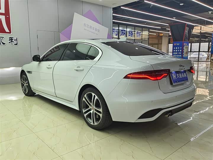 Фото 4 - Jaguar XE L