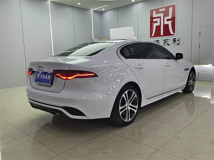 Фото 6 - Jaguar XE L