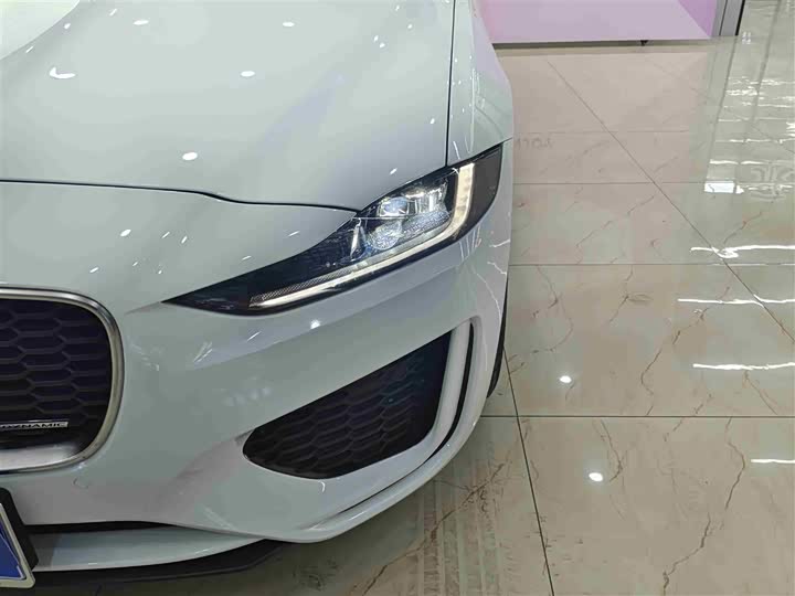 Фото 7 - Jaguar XE L