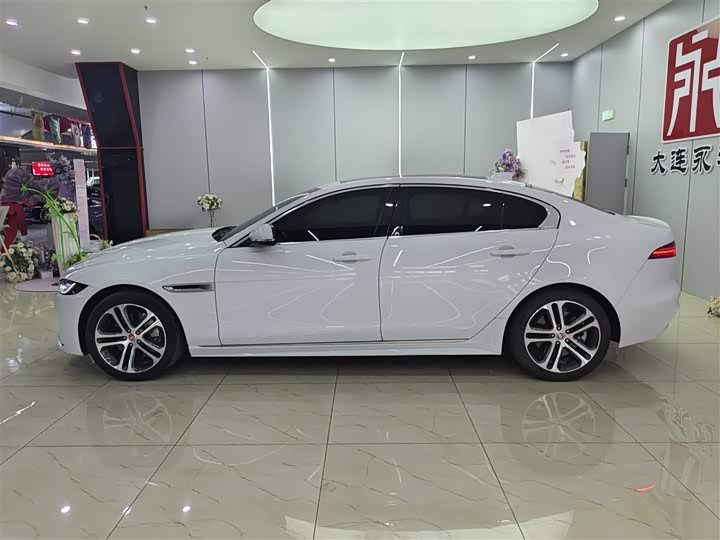 Фото 9 - Jaguar XE L