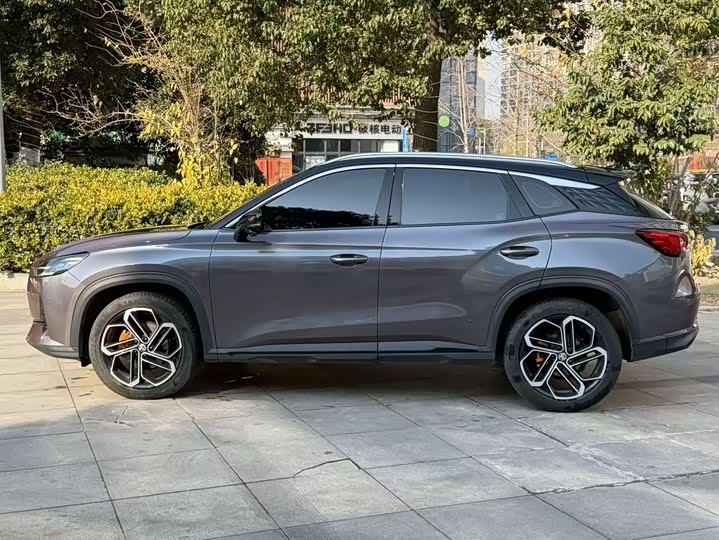 Фото 2 - MG Motor One