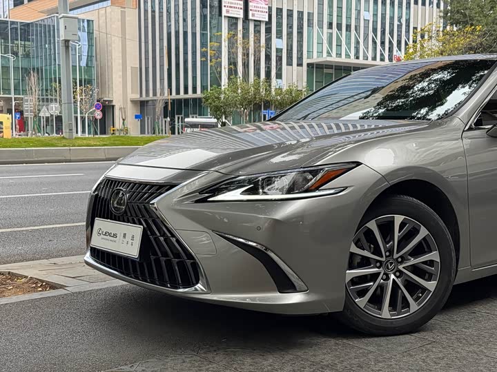 Фото 2 - Lexus ES