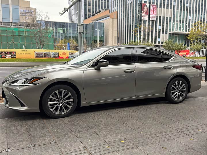 Фото 4 - Lexus ES