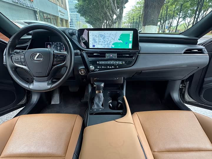 Фото 8 - Lexus ES