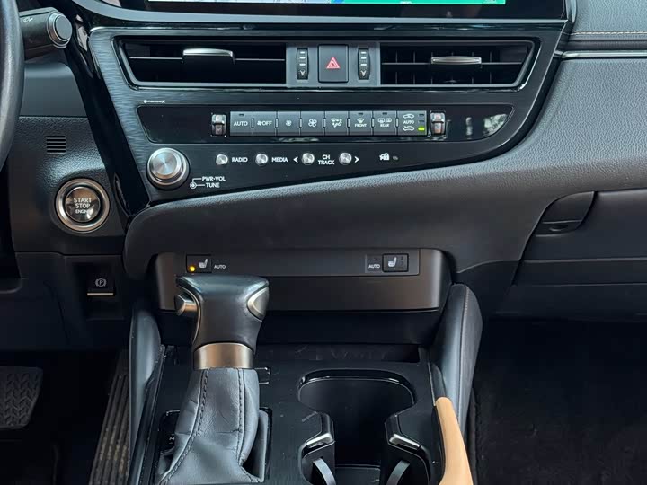 Фото 9 - Lexus ES