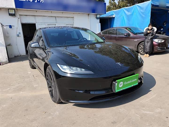 Фото 4 - Tesla Model 3