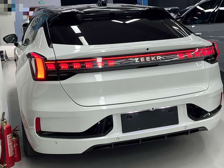 Фото 4 - Zeekr 001