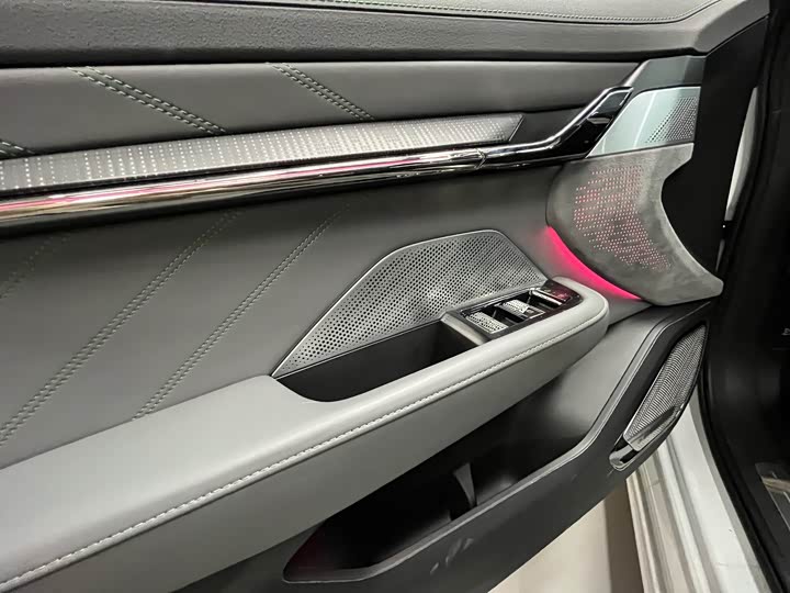 Фото 6 - Zeekr 001