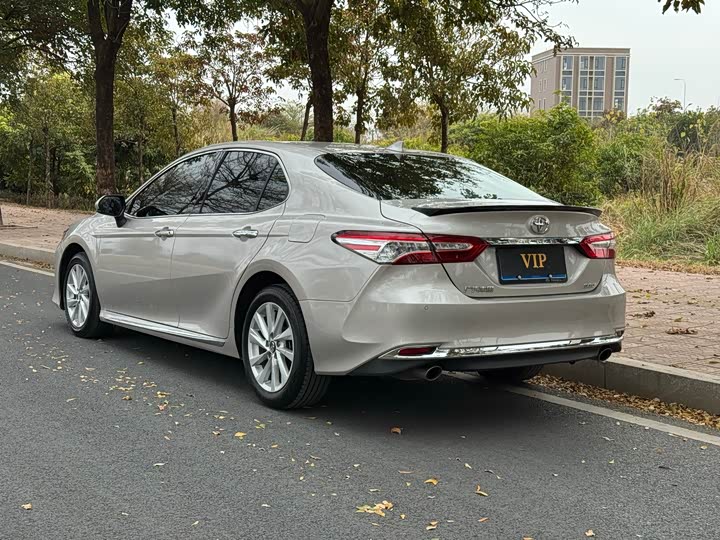 Фото 4 - Toyota Camry