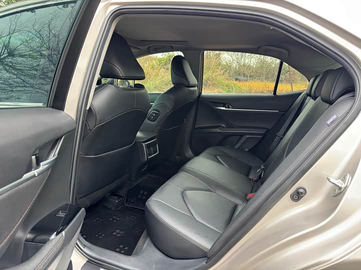 Фото 6 - Toyota Camry