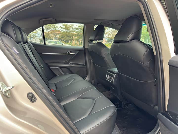 Фото 9 - Toyota Camry