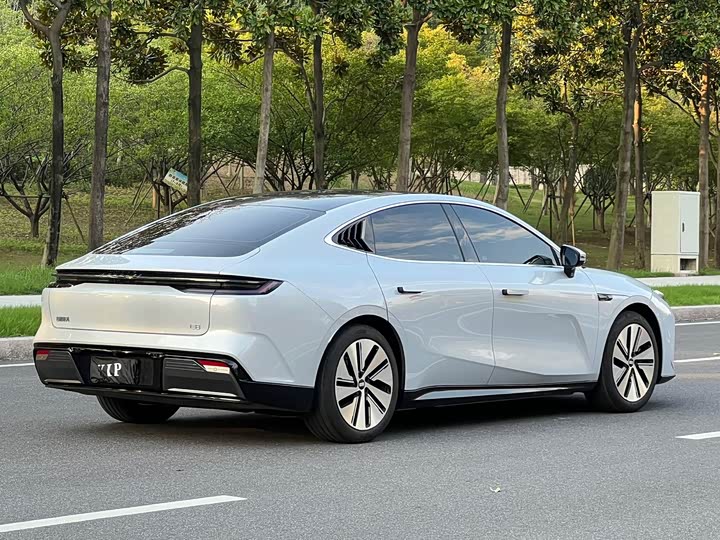 Фото 4 - Geely Galaxy E8