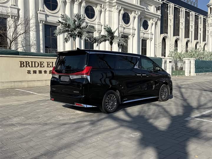 Фото 7 - Lexus LM